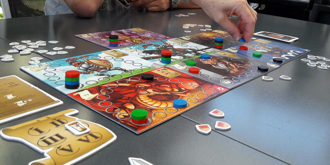 Runde 3 haben wir beendet. Die Spielsteine auf 5 der 7 Platten werden auf das Startfeld zurückgestellt. Die Schlacht beginnt in diesen Disziplinen von vorne.
