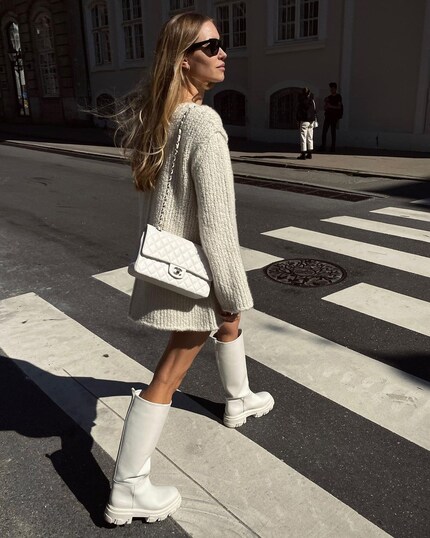 Influencerin Pernille Teisbaek trägt eine weisse «2.55» spazieren.