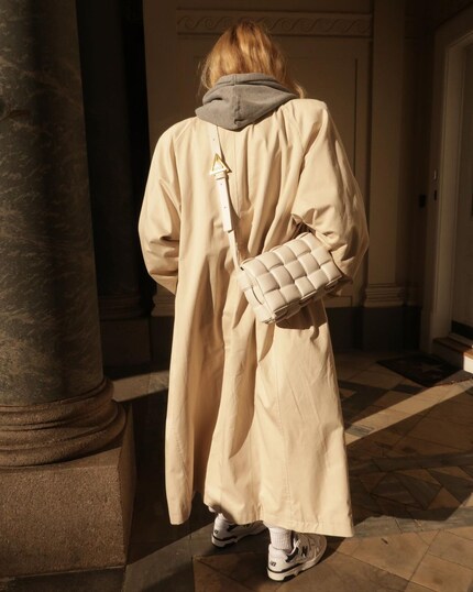 Designerin Jeanette Madsen mit der «Cassette» von Bottega Veneta.