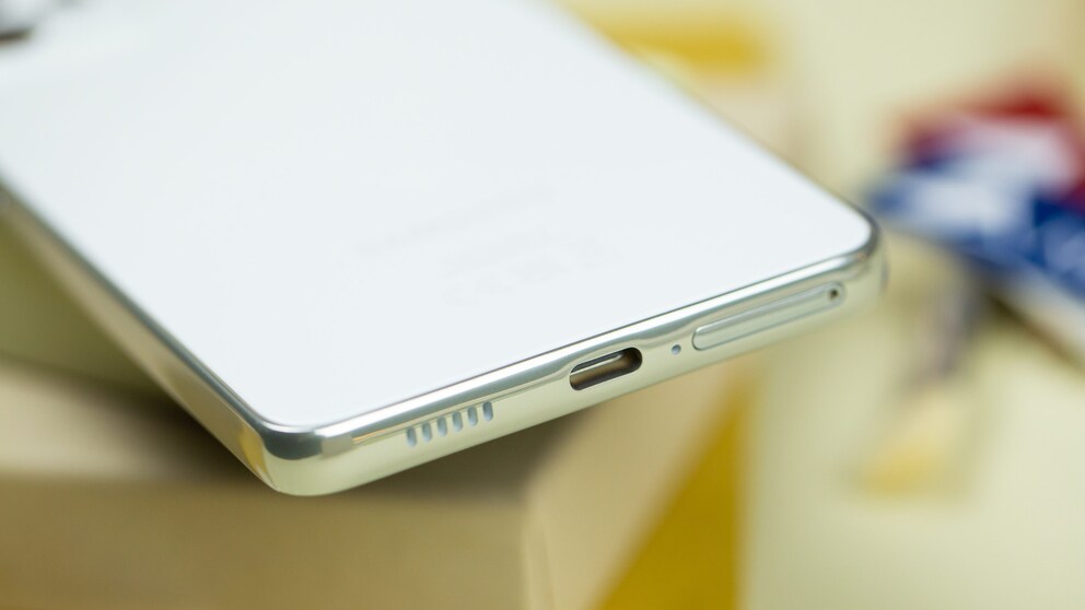 Samsung Galaxy A53 Unteransicht mit Lautsprechergitter, USB-C-Anschluss und SIM-Kartenfach / © NextPit