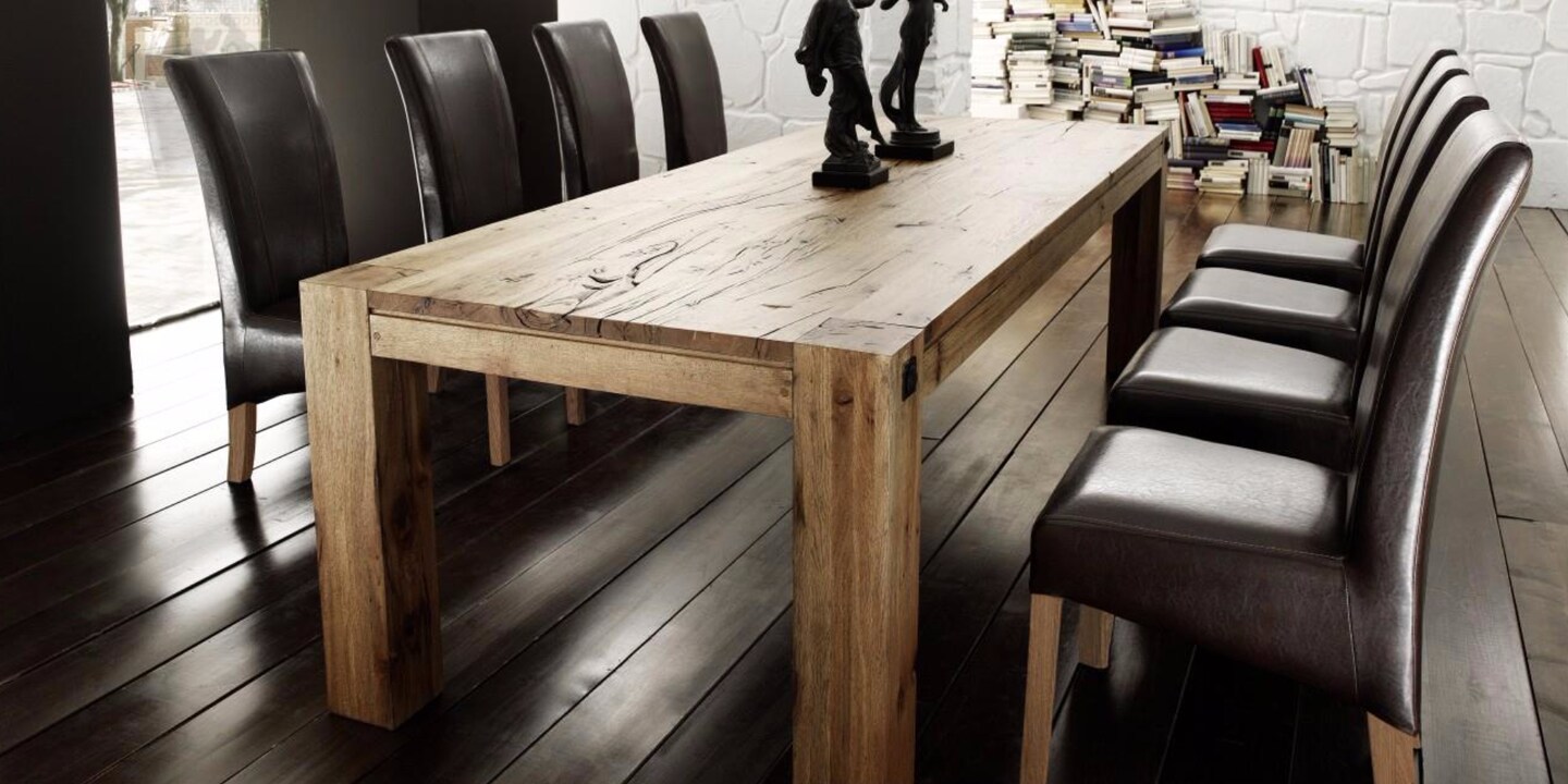 Retour à la nature: fentes, rainures, noeuds, trous et différences de couleur sont des éléments voulus de la table Leeds signée Furn.