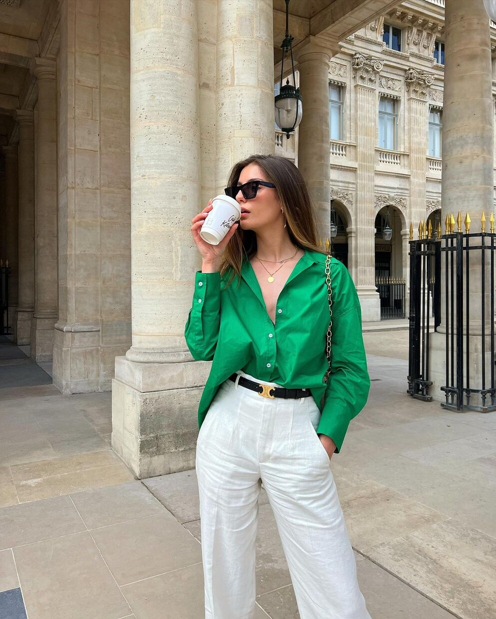 Le pantalon en lin est à mon avis un basique indispensable de l'été.
