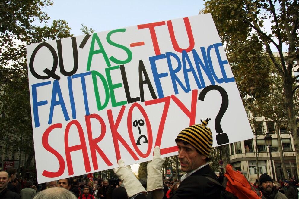 «What did you do to France, Sarkozy?» is a question not only asked by the French youth, but probably also by Kärcher. Image: Shutterstock