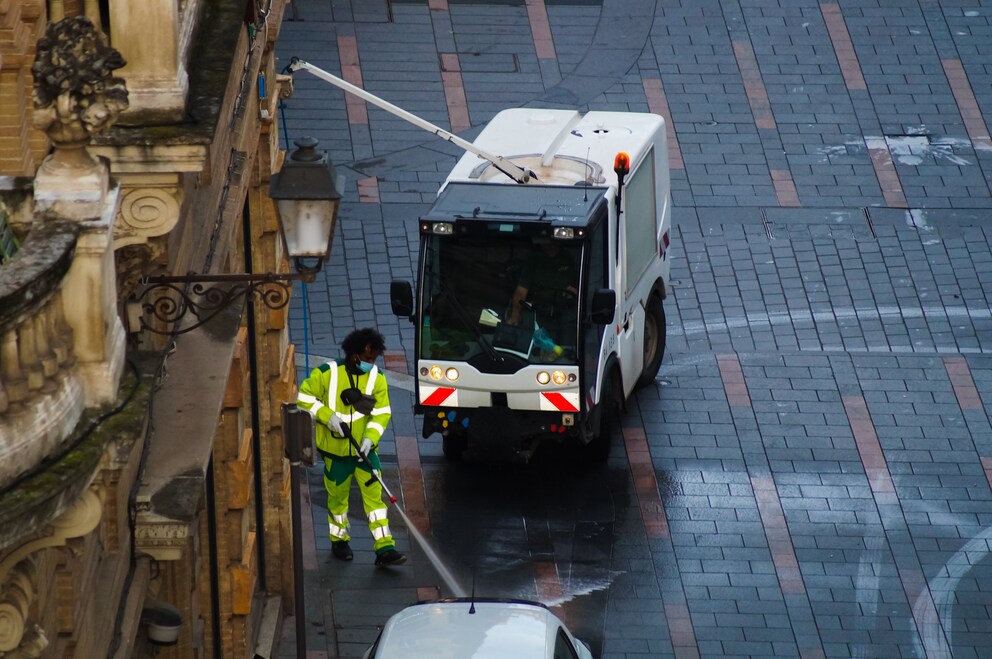 In Toulouse, the streets are cleared of dog excrement and the like with the help of high pressure. Image: Shutterstock