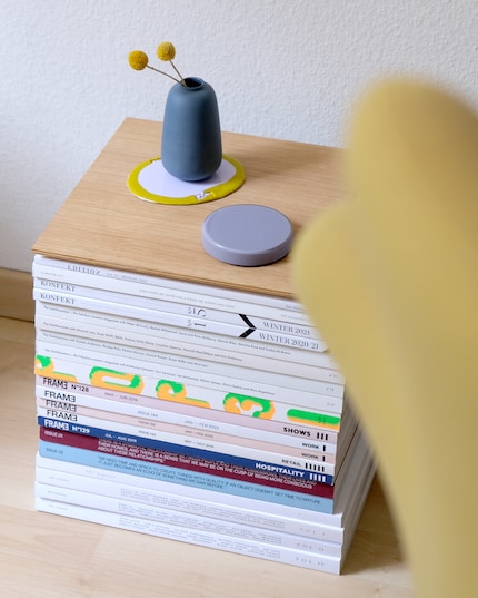 Stacks of magazines are impressive, whether they’re used as a coffee table or bedside table.