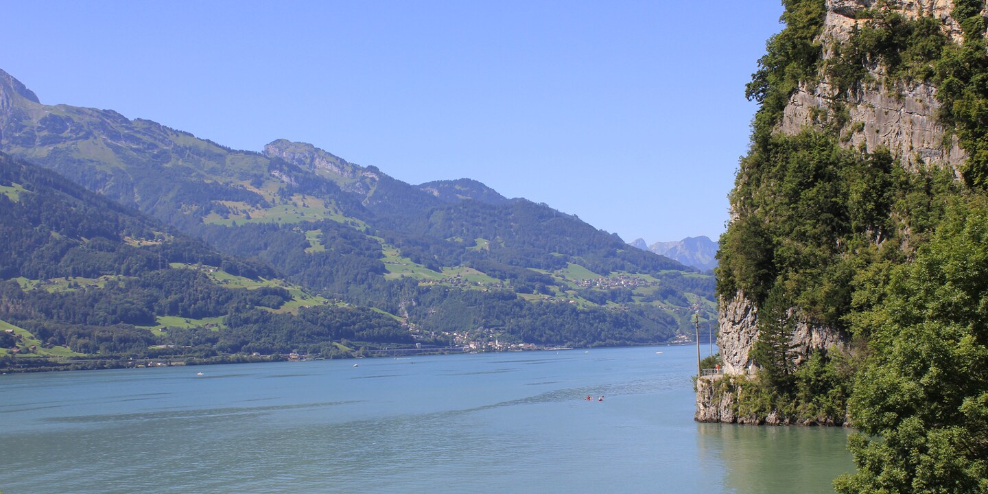 Die mehrstündige Wanderung führt teils am See oder den Felsen entlang.