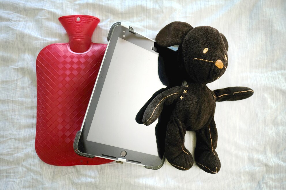 Das Long-Covid-Survival-Kit: Bettflasche, iPad mit deaktivierter Bildschirmzeit und Lieblingsplüschtier «Köbi».
