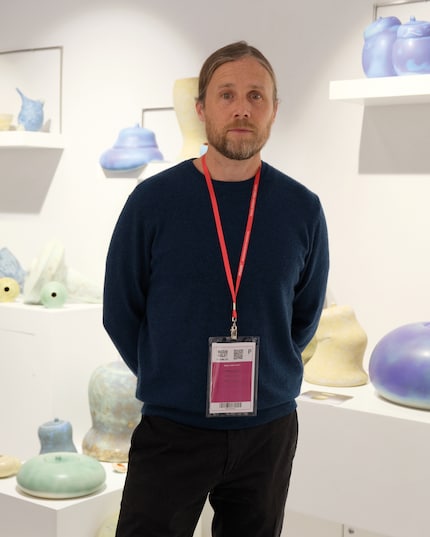 Daniel Cavey ha studiato ceramica nel Maryland e ora vive in Italia, in Emilia-Romagna.