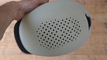 Ha dei bei fori di ventilazione. O, come dice Alpina: un «gioco di sovrapposizioni organiche».