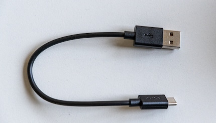 Non così cool: cavo USB troppo corto, USB-A a un'estremità.