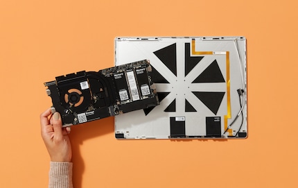 Das neue Mainboard und der neue Gehäusedeckel.