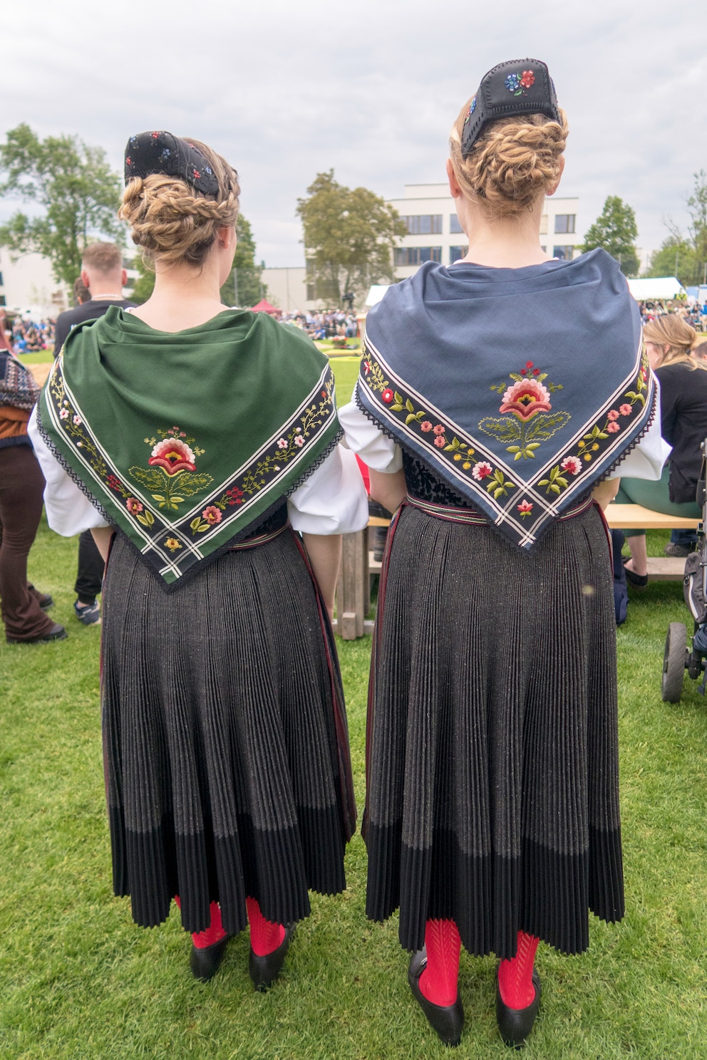 Due damigelle in costume tradizionale alla 106ma edizione della festa cantonale di lotta svizzera a Oberwil, Basilea Campagna.