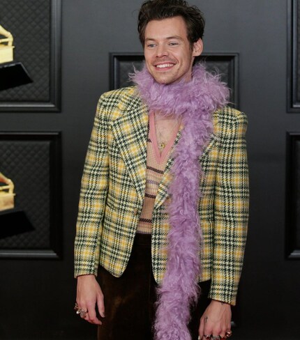 Harry Styles avec un boa en plumes aux Grammys 2021.