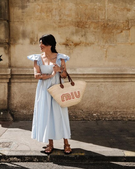 Die Sommerkleid-Kombi liegt auf der Hand.