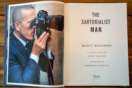 Le créateur et son œuvre : Scott Schuman dans son livre « The Sartorialist Man ».