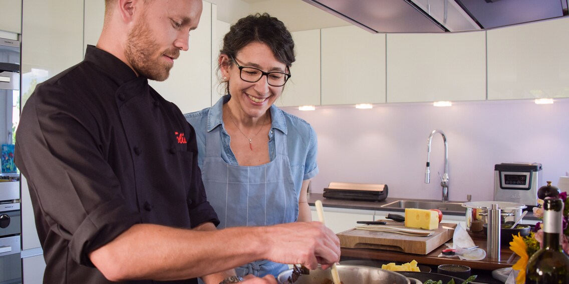 Un gentleman: le chef étoilé Tobias aide Rita à cuisiner pour sa famille.