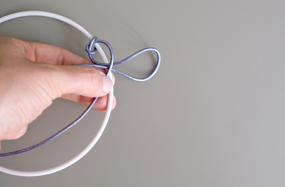 ...Lederband über die Schlaufe führen