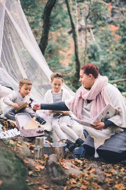 « Zauberglanz » s'occupe du divertissement des enfants : comme ici dans le cadre d'un mariage d'automne dans la forêt.