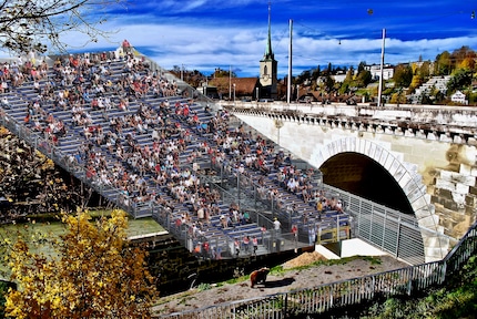 Die VIPs und Bärendame Ursina warten gespannt auf den Start des GP von Bern (Fotomontage)