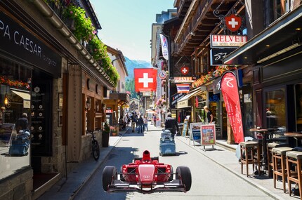 Zermatt, für einmal nicht autofrei: Fahrerparade durchs Ferienparadies (Fotomontage)