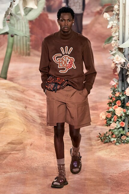 ...oder urban wie bei Dior. Sandalen funktionieren zu erstaunlich vielen Looks.