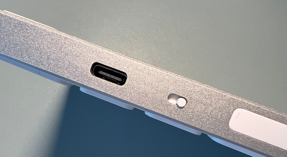 Die Aussparung für den USB-C-Anschluss im Body aus Aluminium: Hier fehlt es an der letzten Präzision.