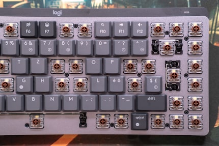 Les vis pour ouvrir le clavier se cachent sous les capuchons.