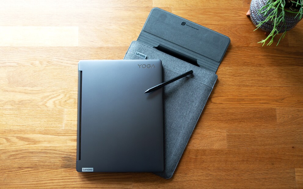 Stylet et pochette inclus.