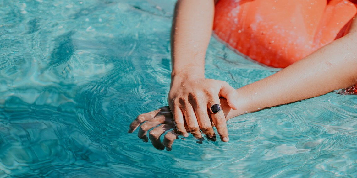 Rinfrescarsi nella propria piscina