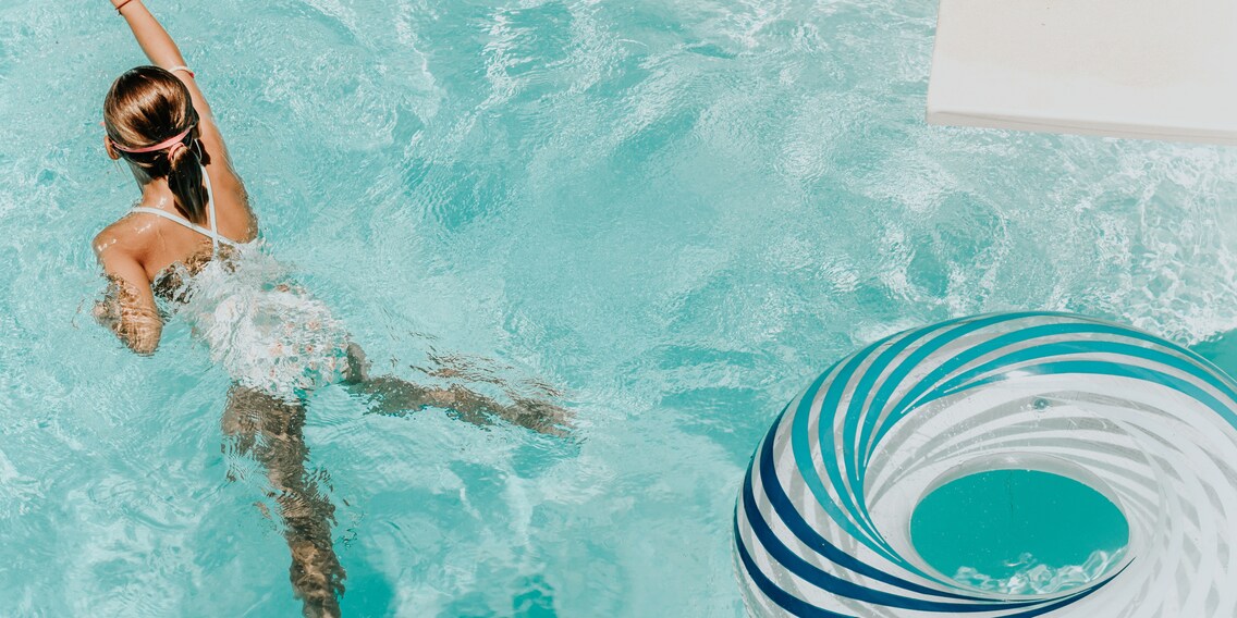 Rinfrescarsi nella propria piscina