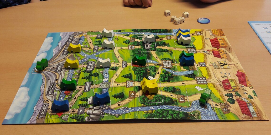 Die tiefen Würfelergebnisse scheinen dieser Runde zu liegen. «Blau» würfelt neun und darf mit dem zweitobersten Steinbock links ein Feld nach oben fahren. Die Kettenreaktion ist perfekt!