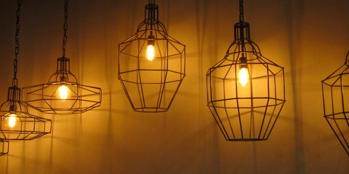 Les lampes au style wired d'atelier lumina joutent une touche industrielle à la pièce.