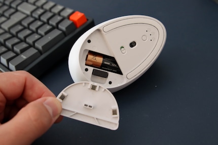 Vista del lato inferiore con la batteria inserita e il dongle USB per Logi Bolt riposto.