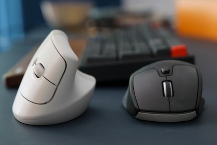 Il Logitech Lift verticale accanto al classico M720.