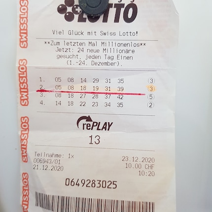 Pour que je n'oublie jamais mon premier, et sans doute dernier, 5 chiffres sur 6 au lotto, ma fiche de jeu est épinglée sur la porte du placard de la cuisine.