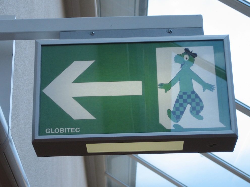 In vereinzelten Schweizer Schulhäusern sind Globi-Notfallbeleuchtungen mit Globi installiert.