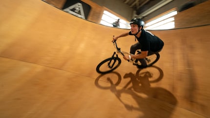 Un cliché de Mathias avec une vitesse d'obturation de 1/80 de seconde. L'arrière-plan et les roues deviennent flous à cause des mouvements, le visage reste net.