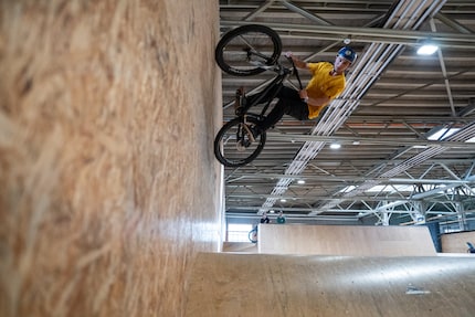 Sorti de nulle part, un cycliste ride le mur.