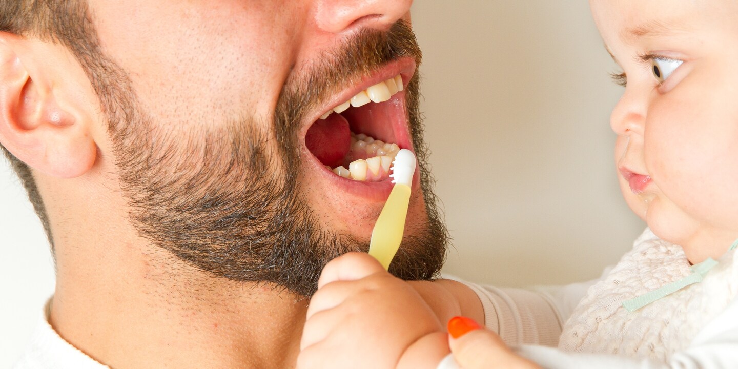 Habituez tôt vos enfants à se brosser les dents en transformant le brossage en une activité ludique.
