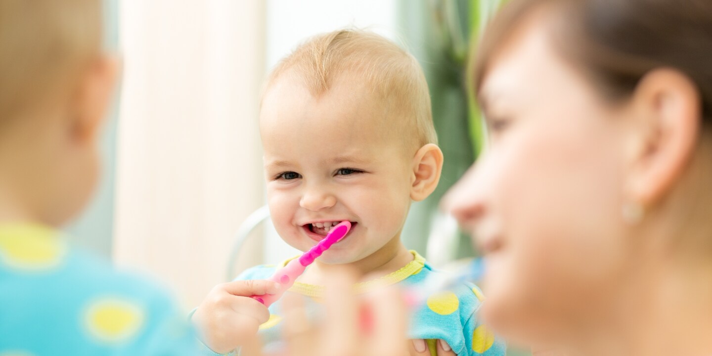 Les enfants en bas âge peuvent se brosser les dents eux-mêmes, mais vous devrez repasser derrière.
