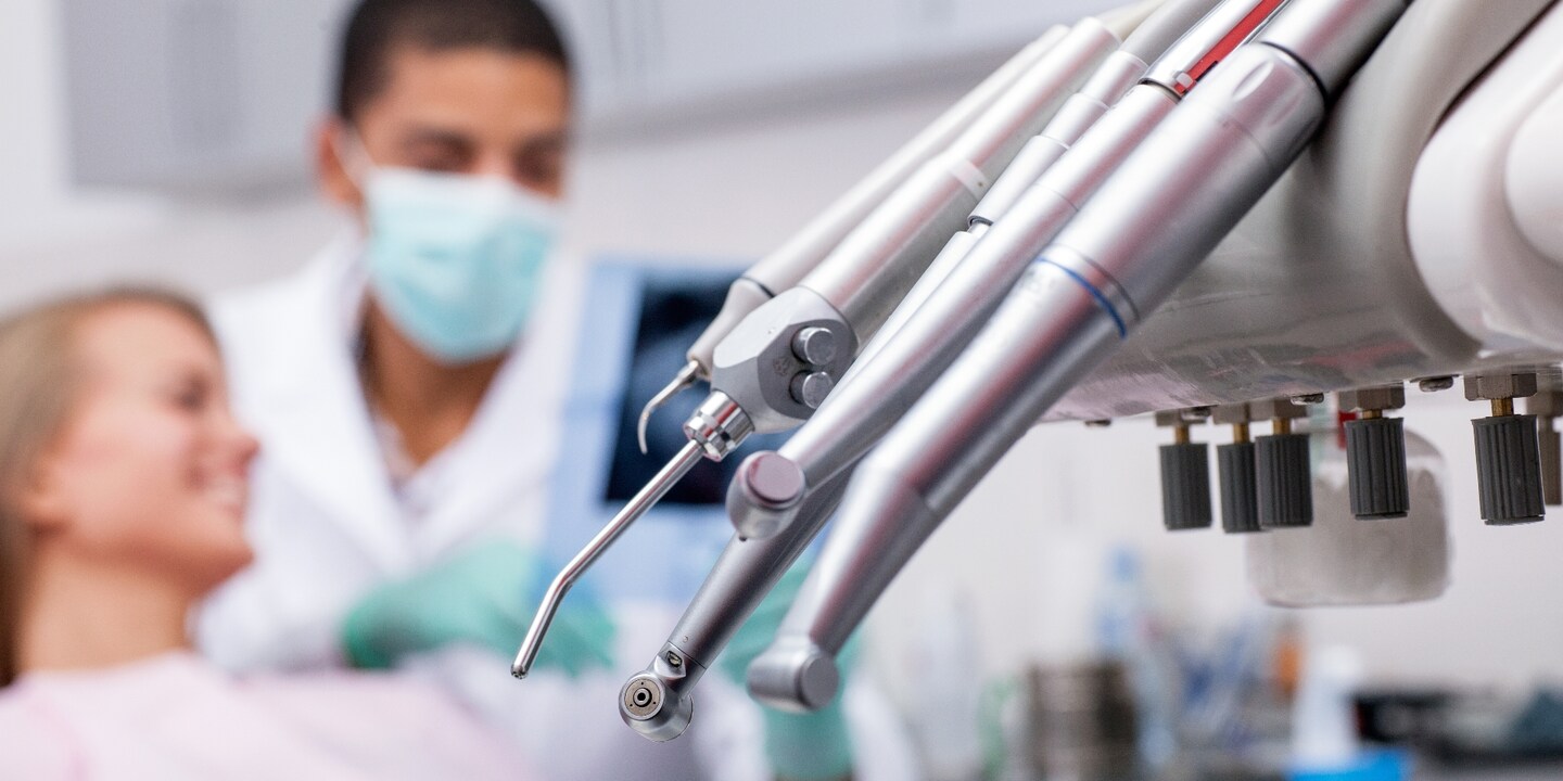 Demandez à votre dentiste ou à votre hygiéniste dentaire de vous montrer la méthode de nettoyage adaptée à vos dents.