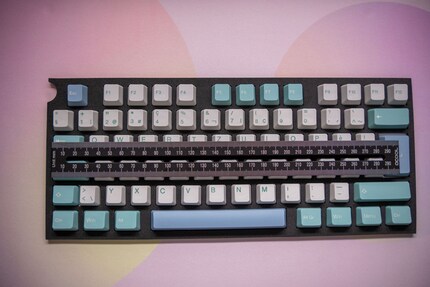 Hier ist die Welt noch in Ordnung: Die Buchstaben sind gleichmässig auf die Keycaps gegossen.