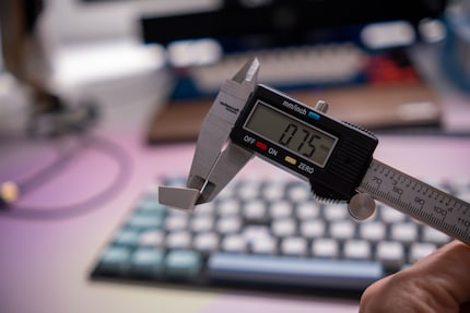 Die Wände der Keycaps sind ungleichmässig dick. An der dünnsten Stelle messe ich 0,75 , an der dicksten 1,36 Millimeter.
