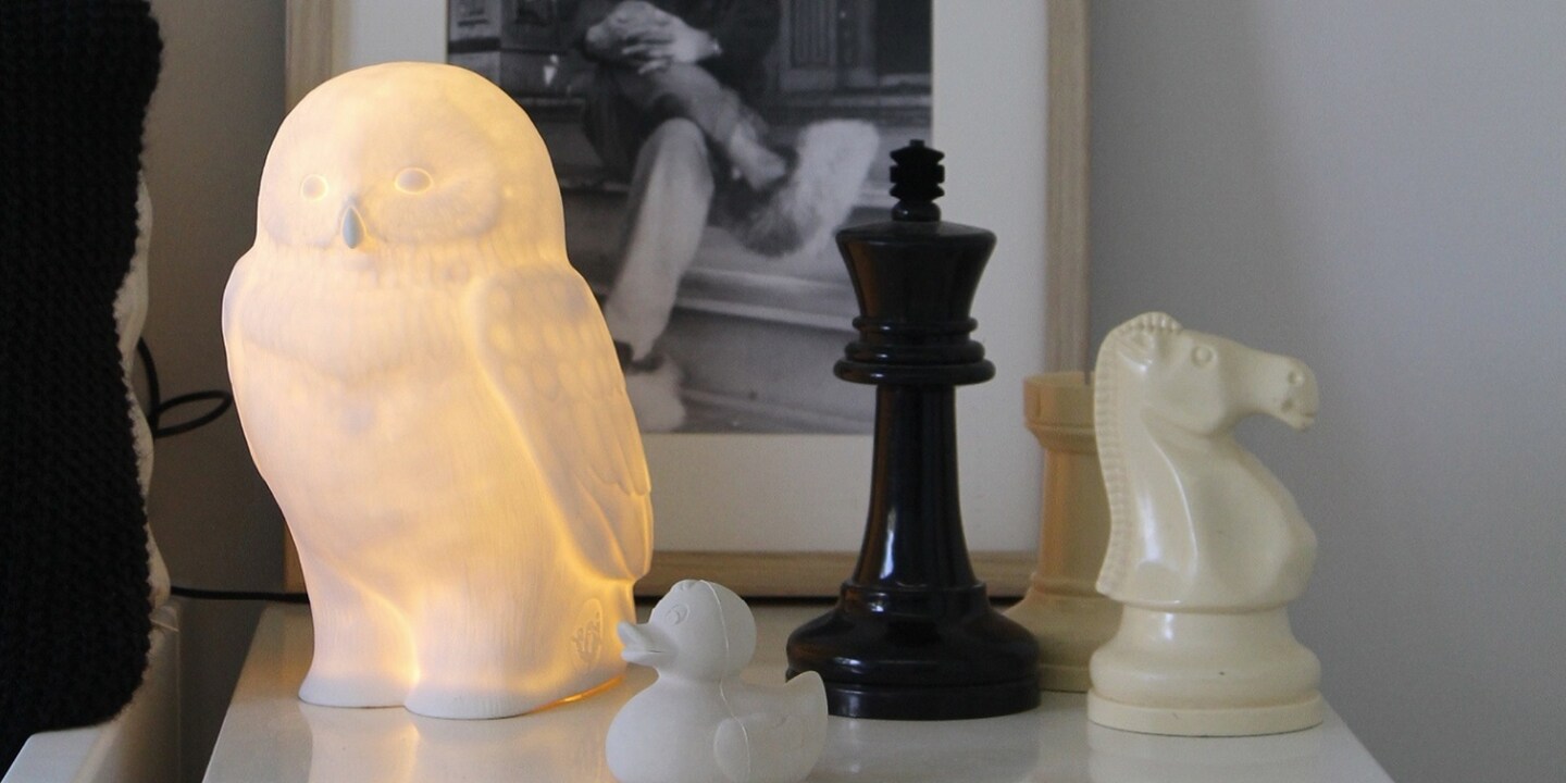 La veilleuse pour adulte: un objet décoratif élégant le jour et une superbe lampe à la lumière douce le soir.