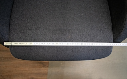 Una seduta di 45 centimetri di larghezza è un po’ sottodimensionata per una sedia XL.