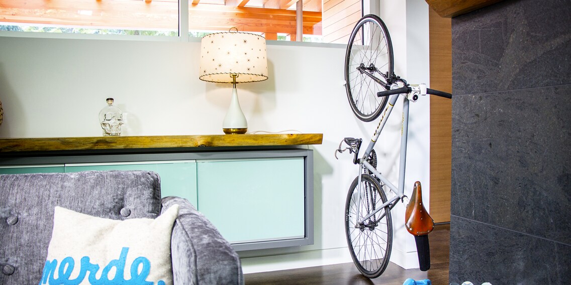 Die Velohalterung im Wohnzimmer als echter Eyecatcher – Im Bild: Clug MTB