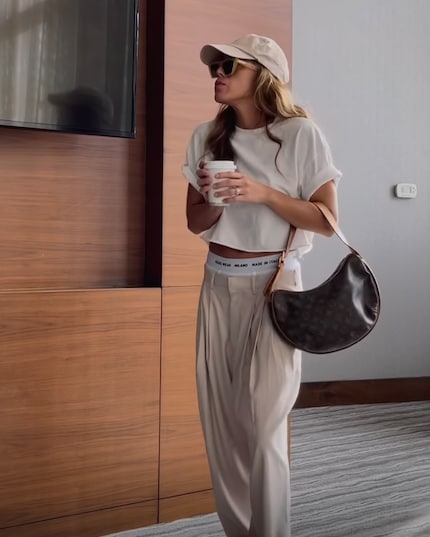 Influencerin Sandra Heinrich Sauceda lässt ihren Marken-Slip von GCDS herausschauen.