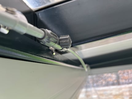 Des gouttes continuent de tomber ; les buses n'arrivent pas à retenir l'eau.