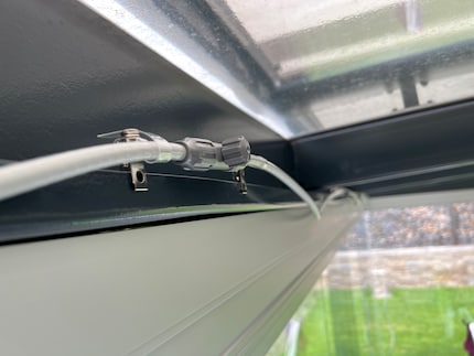 J'ai utilisé les attaches pour fixer le tuyau au auvent ; pas forcément beau, mais fonctionnel.
