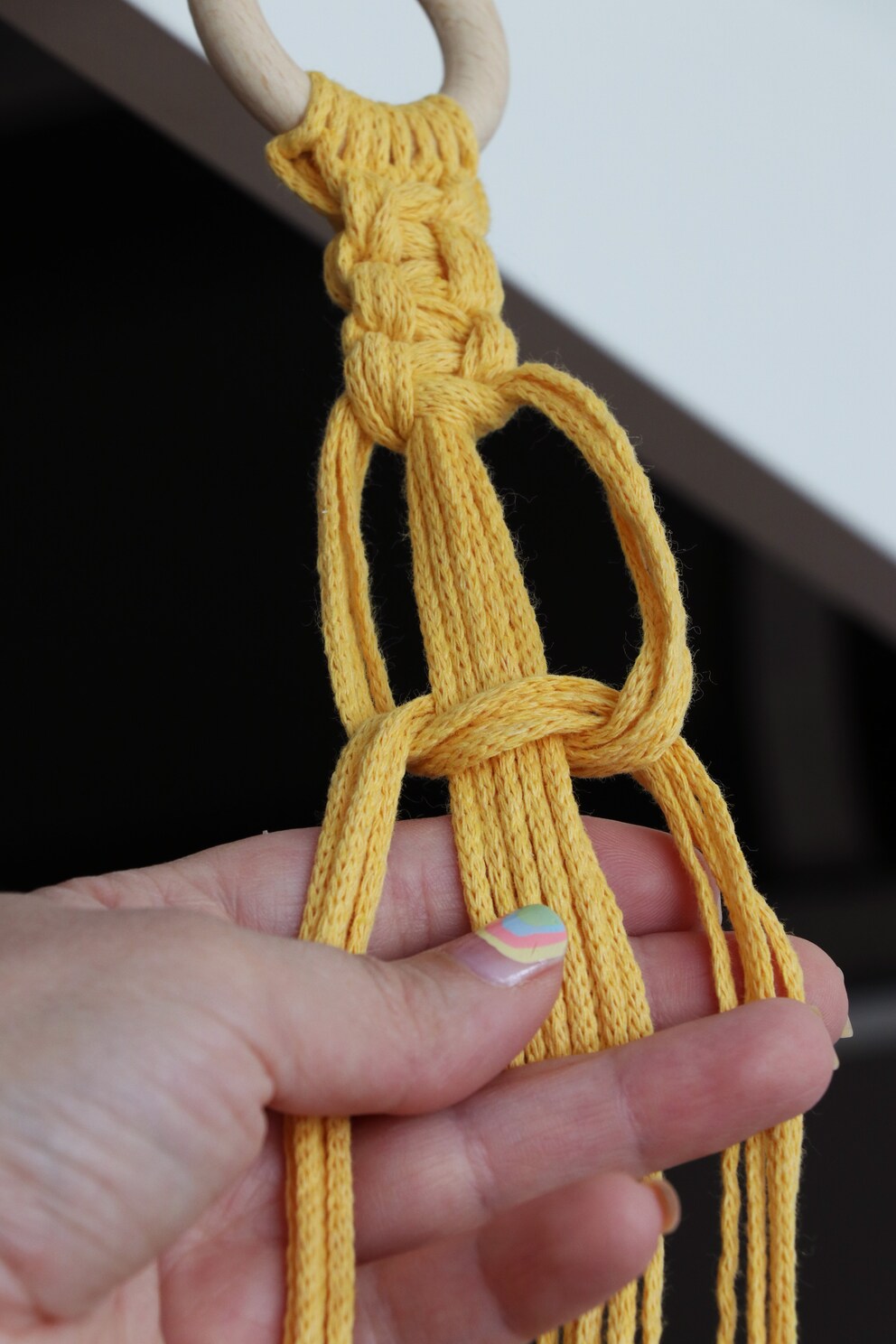 The guide threads on the left and right and the working threads in the middle.